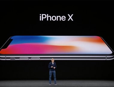 Apple: Μειώνει την παραγωγή του iPhone 8 επειδή όλοι περιμένουν να βγει το «X» (βίντεο)